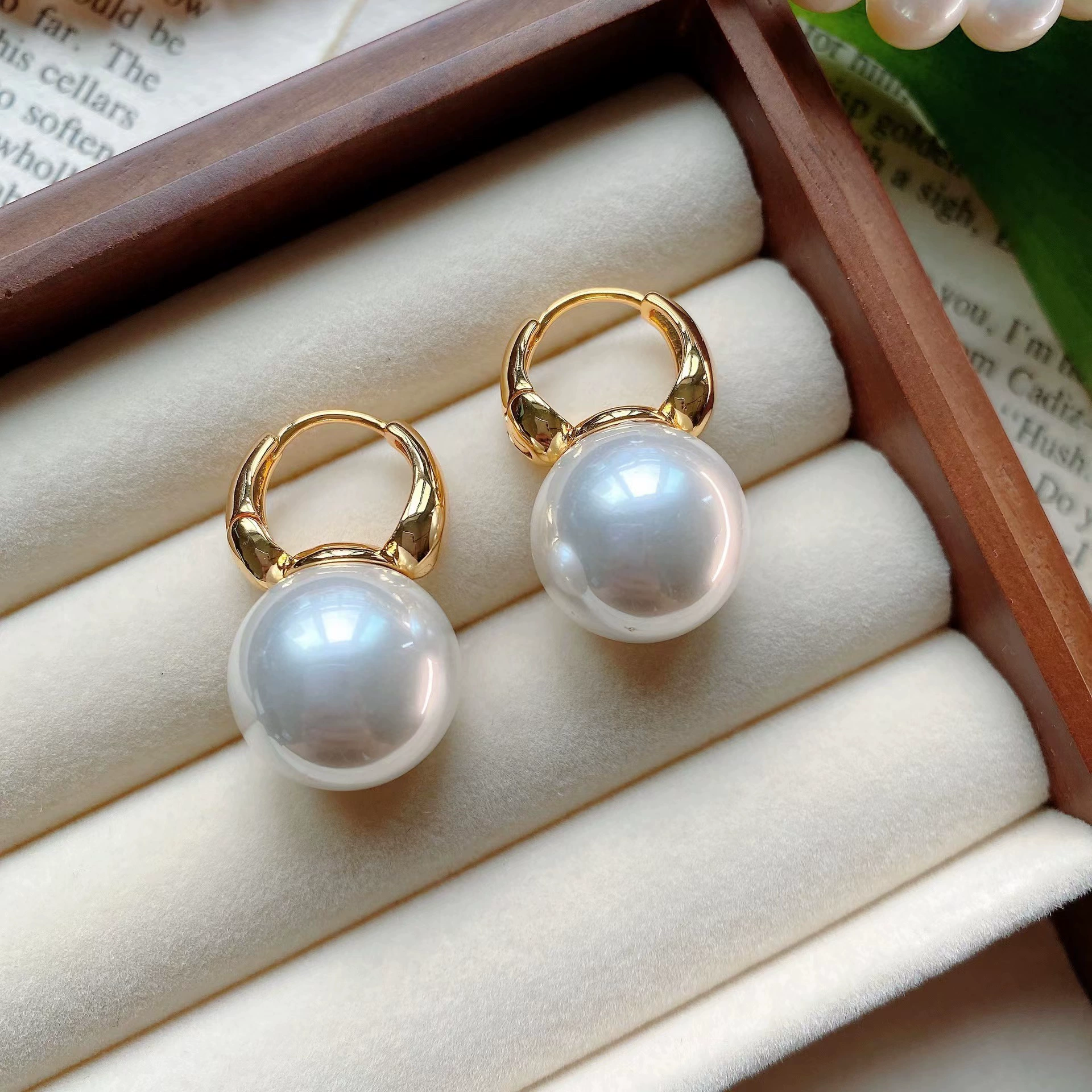 Серебряные сереги с жемчужиной — французский стиль light-luxury, яркий запоминающийся дизайн