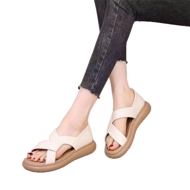 Sandalias romanas bolsas de mujer tacones de verano 2025 nueva moda versátil con una sola plana cómoda embarazada zapatos de playa de cuero suave