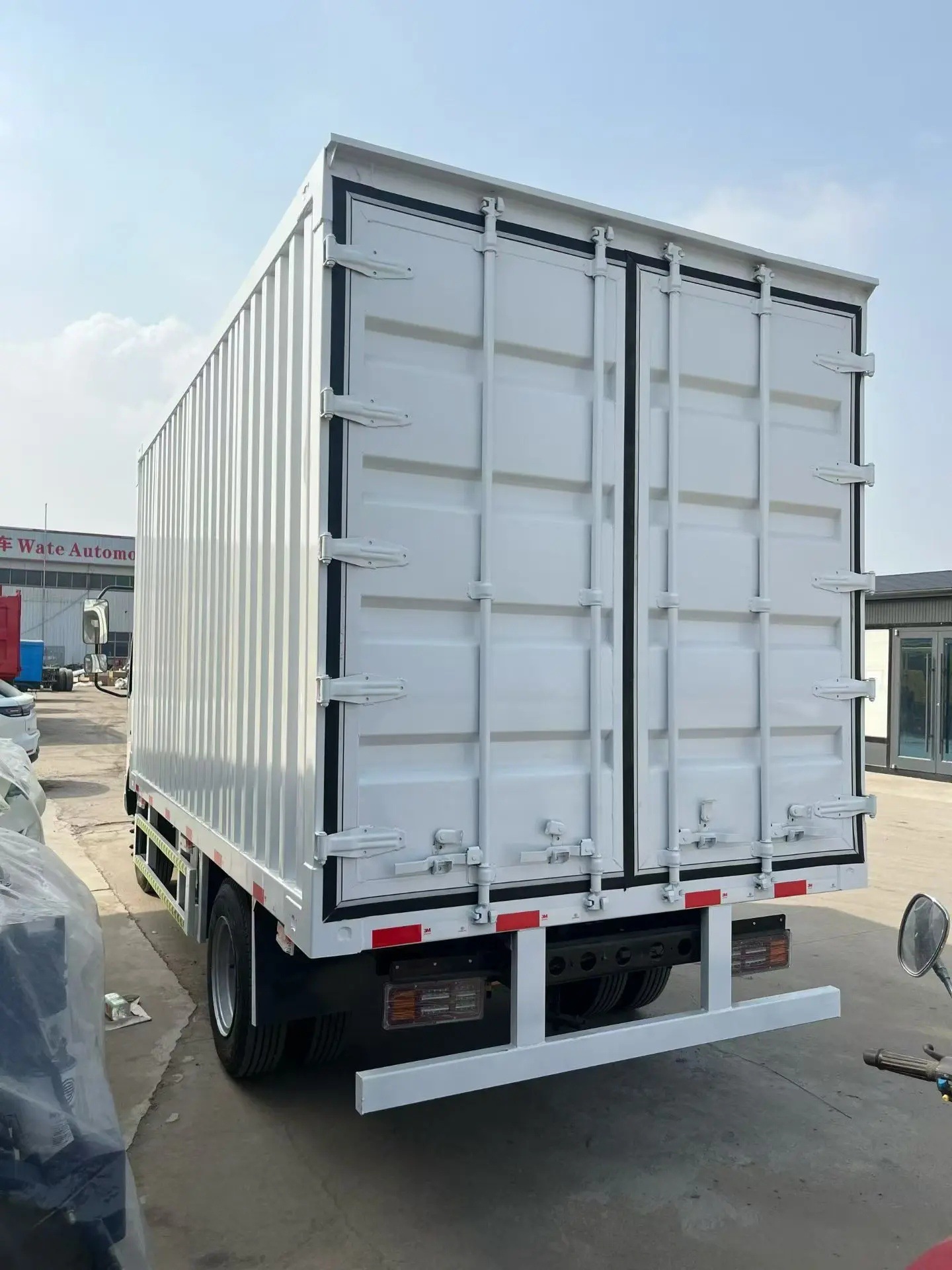 Cross-border export of Sinotruk HOWO box-type trucks, HOWO closed box cargo trucks for logistics transportation in Africa