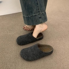レトロな丸いフェルトの包頭半スリッパの女性は秋冬に綿の靴を履いています。