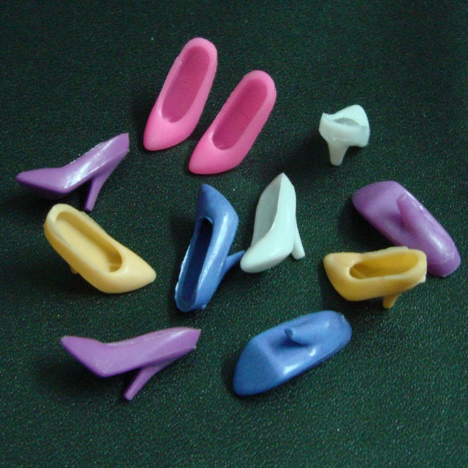 Plastic toy with accessories