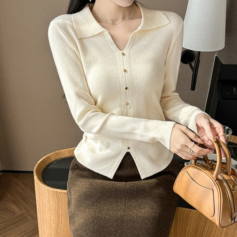 Autumn and winter long-sleeved sweater with a stylish collar, a fitted design, and a knitted texture, featuring a buttoned front and suitable for layering or wearing on its own Autumn and winter long-sleeved sweater with a stylish collar, a fitted design, and a knitted texture, featuring a buttoned front and suitable for layering or wearing on its own