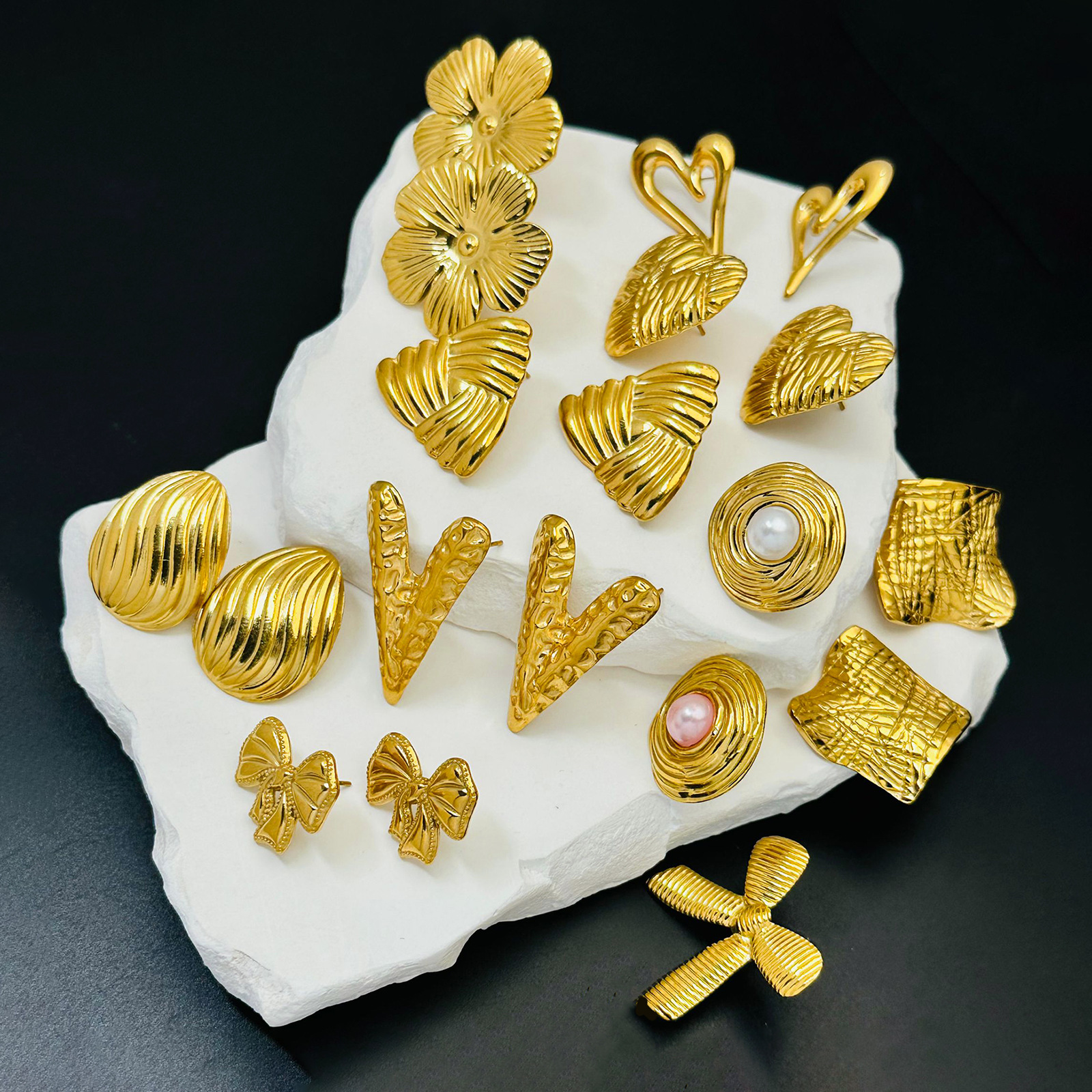 Pendientes de acero inoxidable a rayas cuadradas de tendencia de alta gama transfronteriza europea y americana Pendientes de 18K de lujo ligero para mujer al por mayor