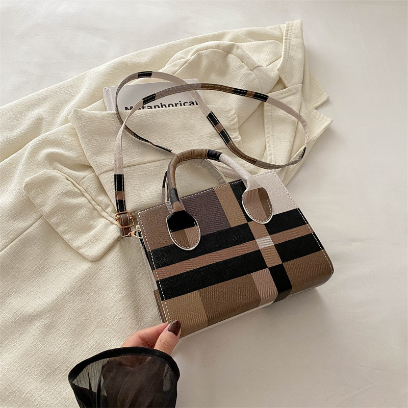 Bolso de diseño de nicho de alto nivel para mujeres 2024 nueva moda versátil bolso de hombro portátil cuadrado pequeño