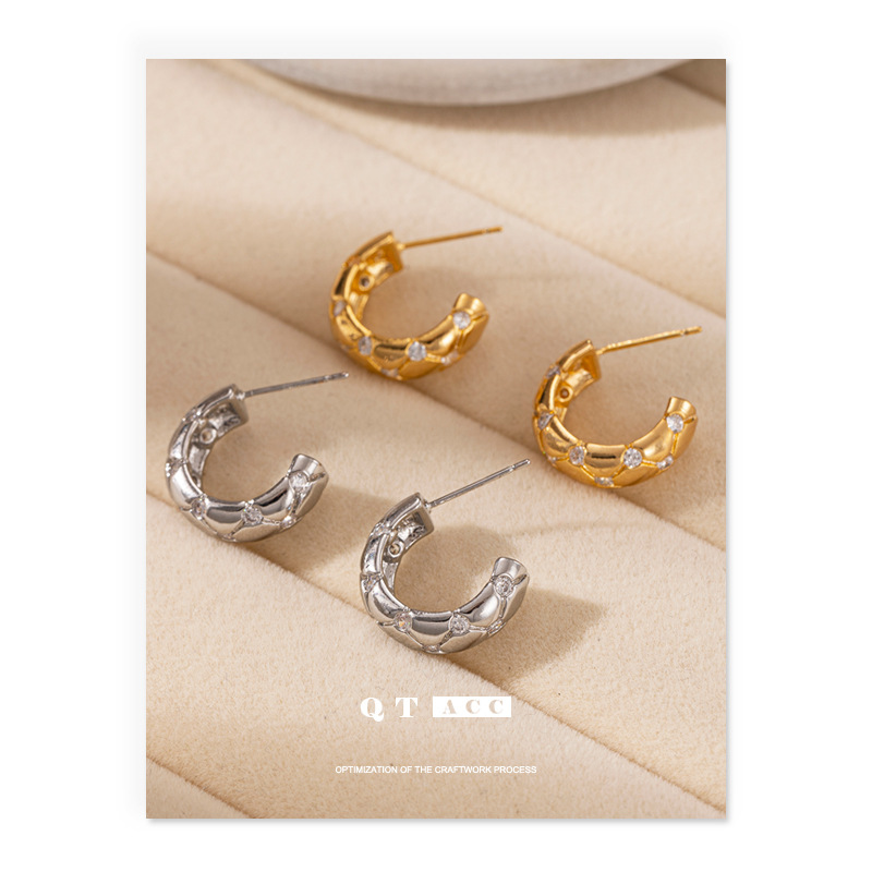 Percetes incrustados de zircon simple personalidad versátil otoño invierno temperamento orejas para mujeres 2026 nuevo lujo ligero sentido de alta calidad