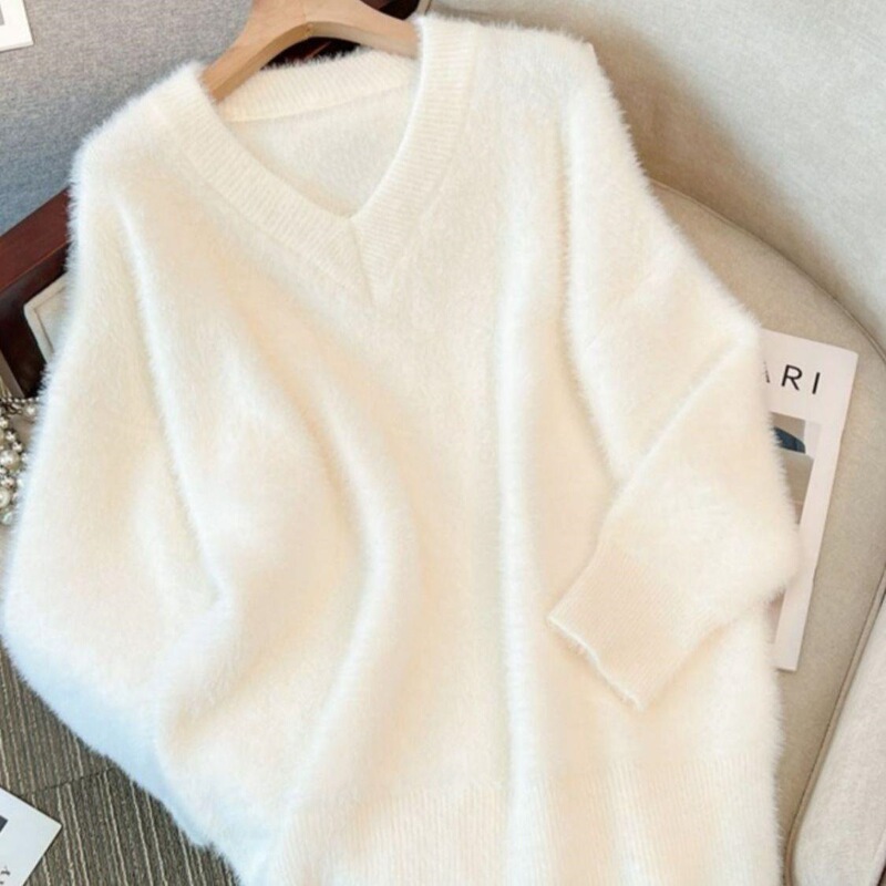 Women's winter V-neck knitted sweater, mink fur outerwear, thick and loose-fitting, slimming and casual style Women's winter V-neck knitted sweater, mink fur outerwear, thick and loose-fitting, slimming and casual style