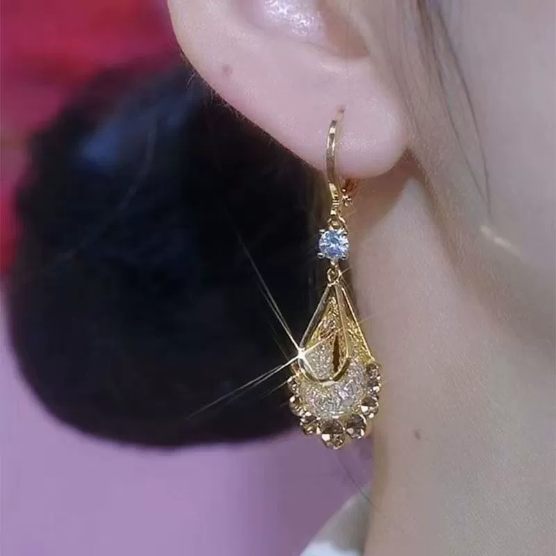 Золотистые модные серьги, стиль лёгкой роскоши