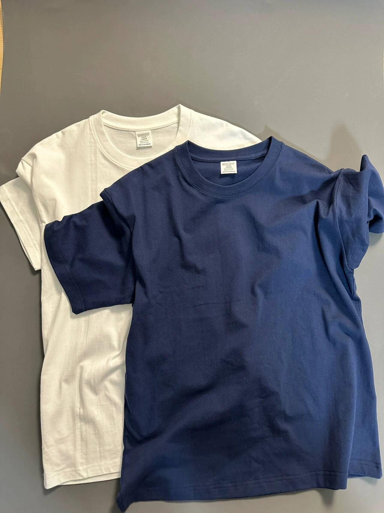 Лето 2025, новая хлопковая футболка плотного веса однотонного цвета с круглым вырезом и правым плечом, женская свободная футболка с короткими рукавами для похудения, топ с круглым вырезом