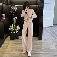 ピンクの小香風ファッションカジュアルスーツの女性春秋はやせています。
