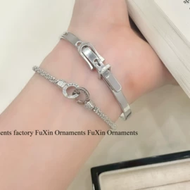 项链;戒指;耳环