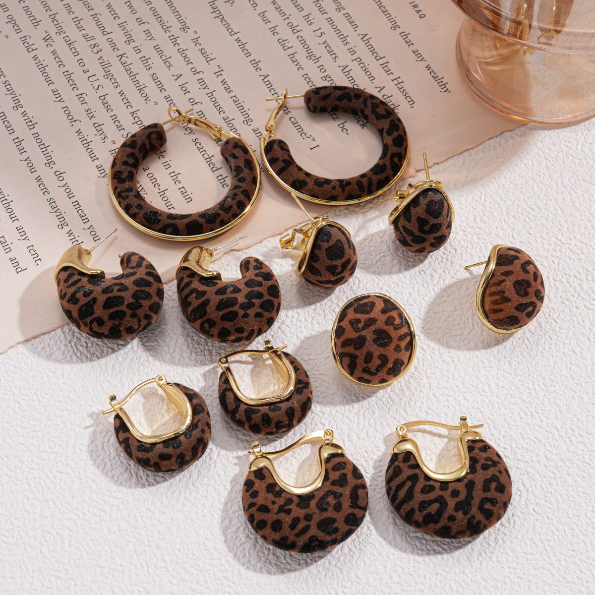 Otoño y invierno de Europa y los EE.UU. botones de aretes de aretes de aretes de nicho de alta calidad retrógrada en forma de U