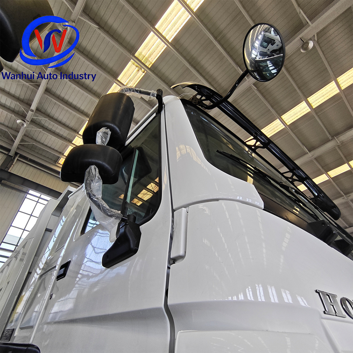 Cross-border HOWO dump truck with right and left-hand drive cabs, 371-375 horsepower long-distance logistics tractor
