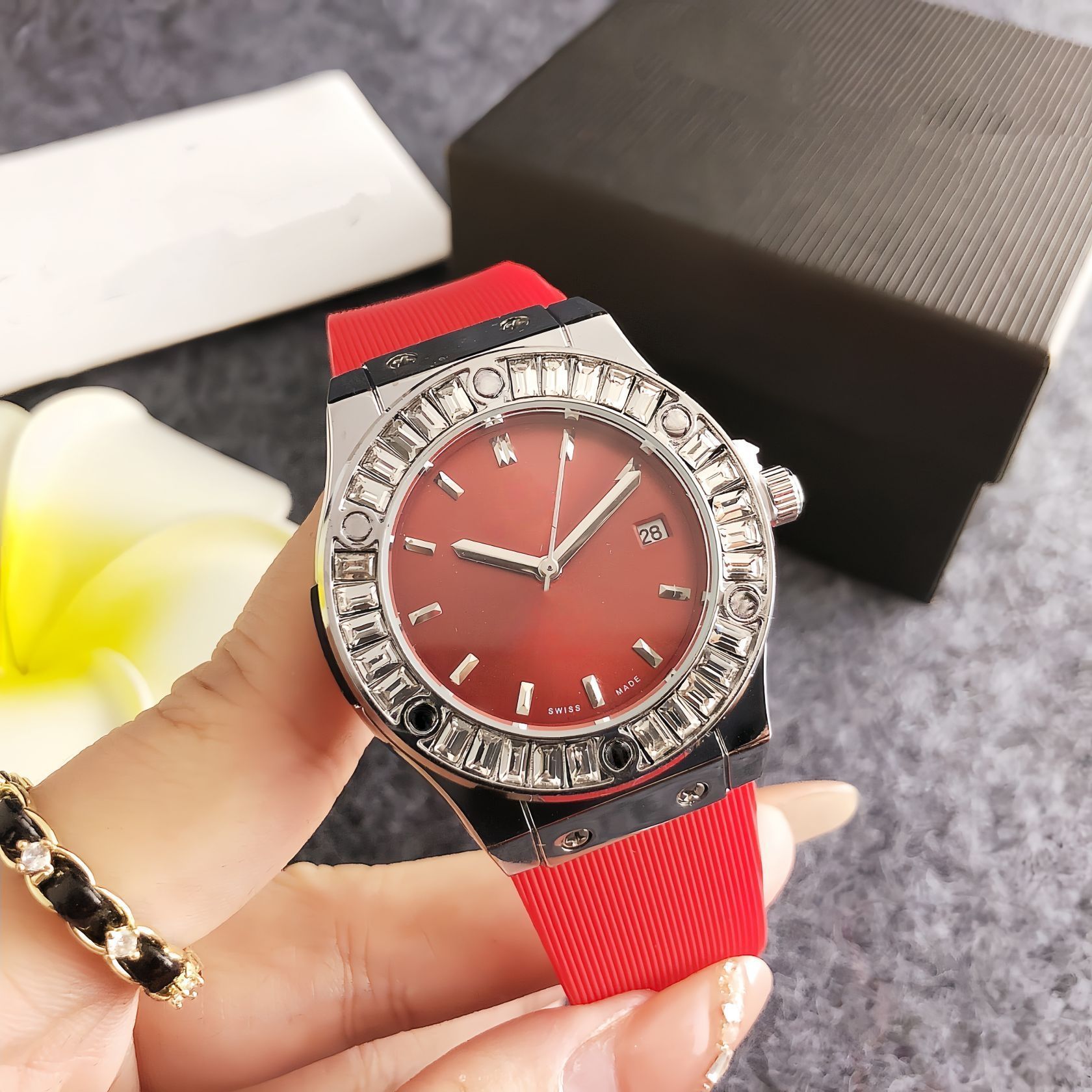 Diamond Watch for Women, Domineering and Personalized Silicone Strap, Sports Large Dial, Women's Watch, Diamond Waterproof Fashion Watch