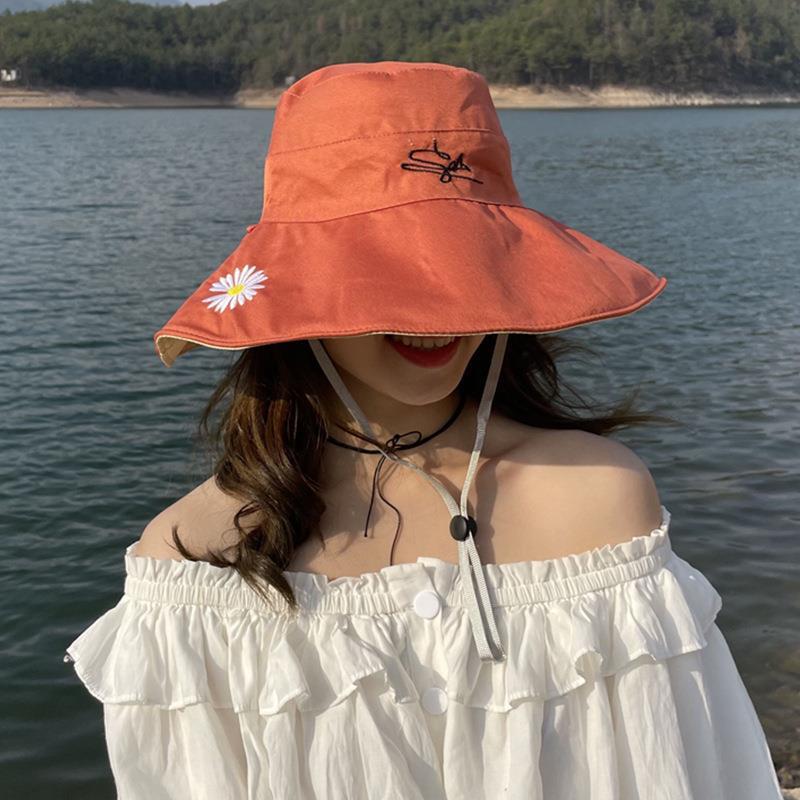 春夏の両面に漁師帽をかぶっています。|undefined