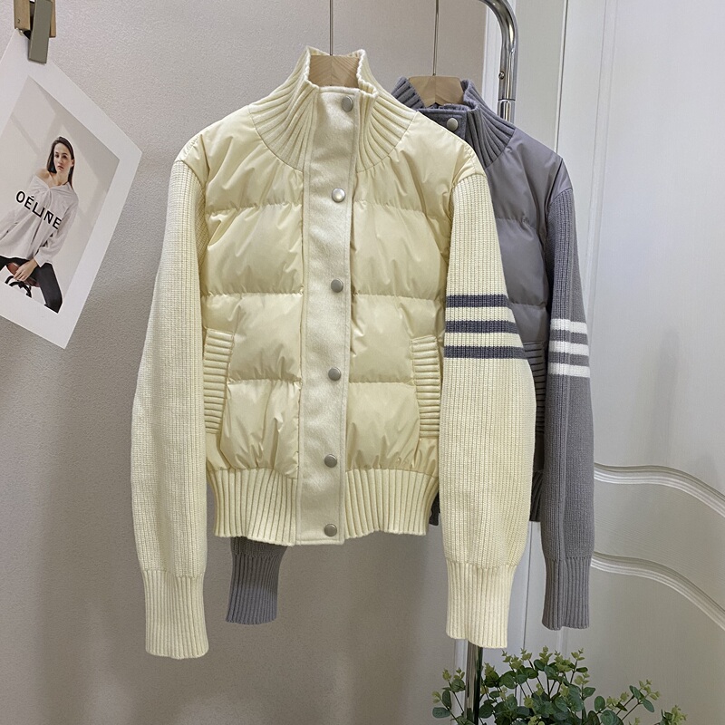 Lightweight down Jacket for Women, Short Style with Stand Collar, Winter 2025 New Model, Patchwork Knit Sleeves, White Duck Down, Fashionable and Warm Coat Lightweight down Jacket for Women, Short Style with Stand Collar, Winter 2025 New Model, Patchwork Knit Sleeves, White Duck Down, Fashionable and Warm Coat