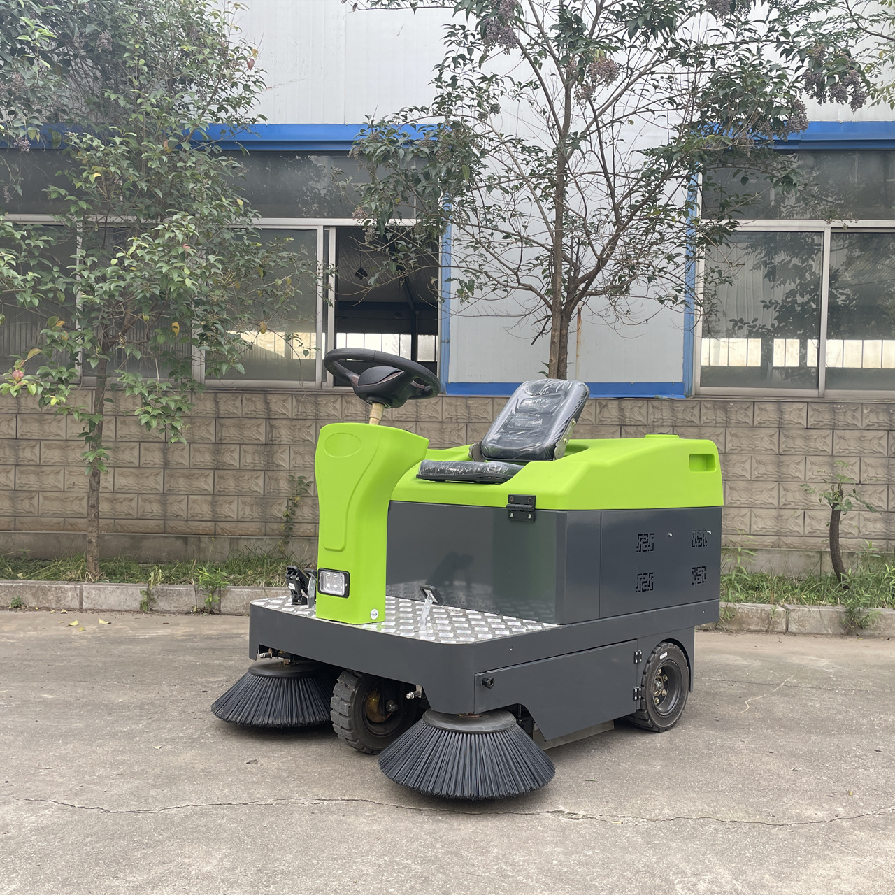 厂家直供新能源电动扫地车 市政道路树叶清扫车 环卫驾驶式扫地机