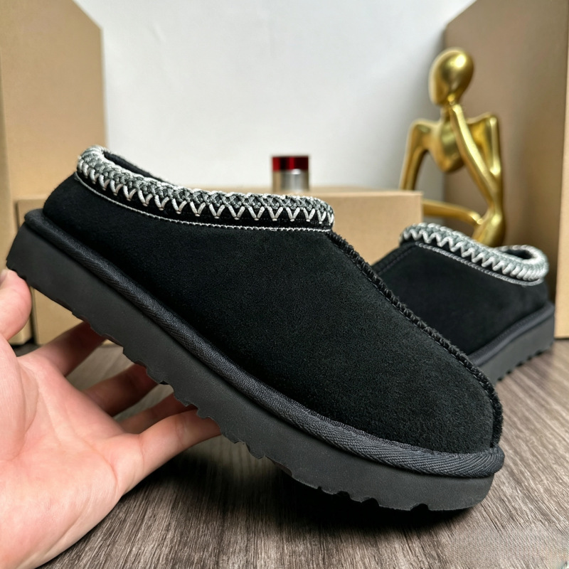 Classic thick-soled wool slippers for women, suitable for outdoor wear in winter, with integrated leather and wool, closed-toe, plush lined snow boots