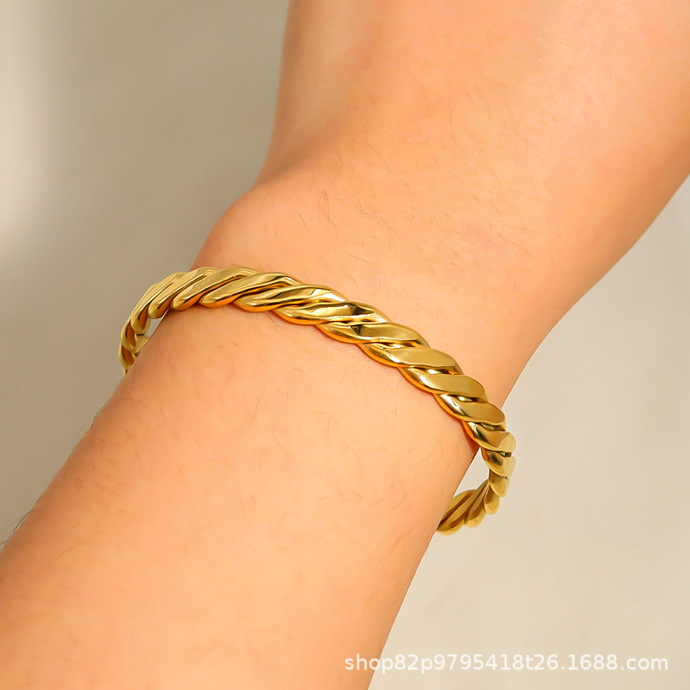 Ins pulsera de apertura de giro tejida en forma de C de galvanoplastia de oro real de acero inoxidable simple de todo fósforo transfronterizo decolora e impermeable
