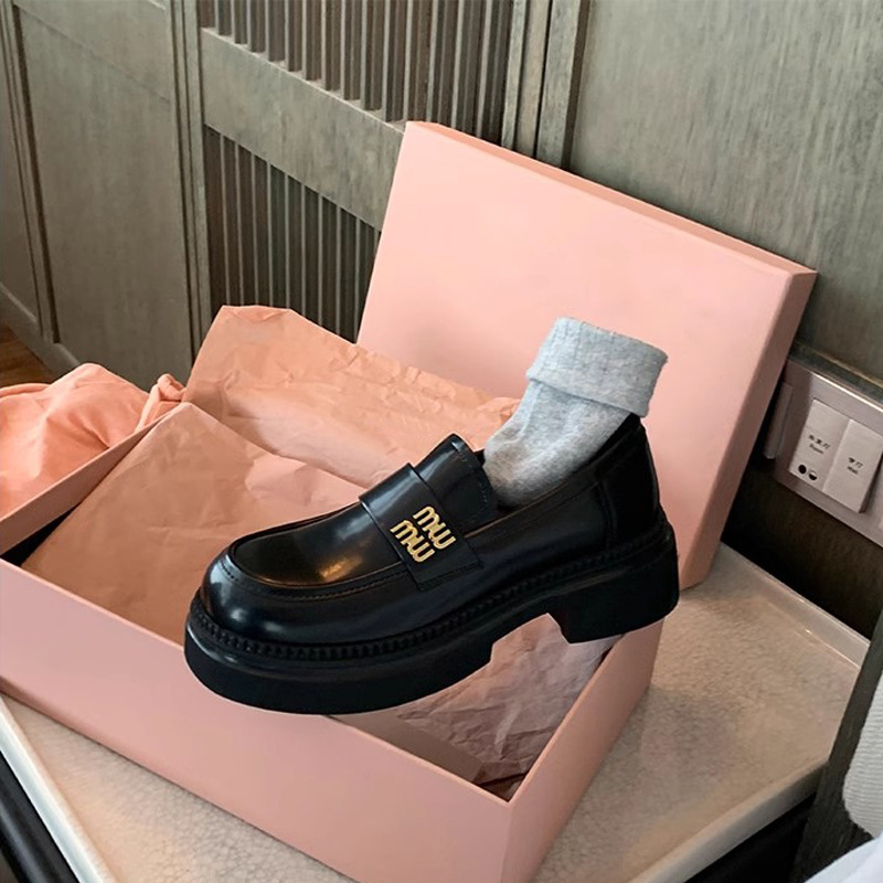 Nuevo estilo universitario de otoño y invierno de la uva madre Miao perezoso con un solo zapato de botón de metal Lefour zapatos de cuero para mujeres