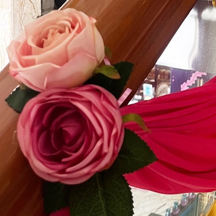 结婚楼梯装饰栏杆扶手玫红色花婚房布置酒店阳台花艺绸缎布幔|undefined
