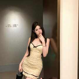 纯欲风辣妹设计感波点吊带连衣裙女夏季2025气质褶皱修身包臀短裙