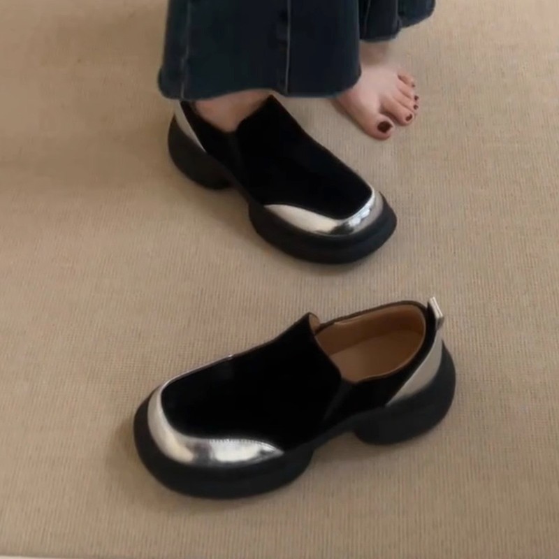 羊皮版のレトロなビスケットの底の厚い底は高くなります。|undefined