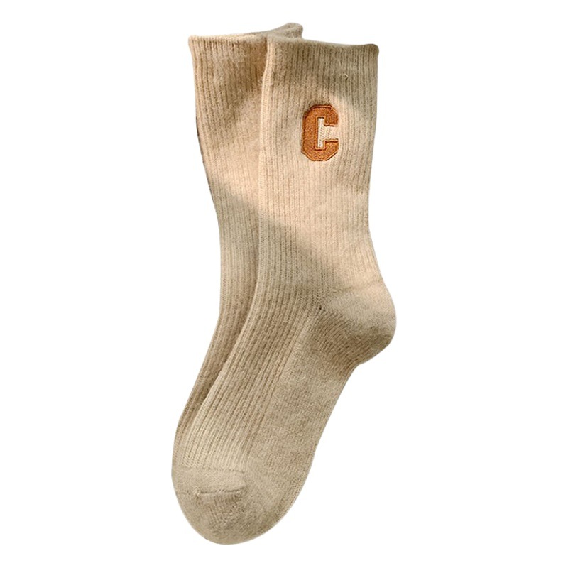 Calcetines de otoño e invierno calcetines de Cachemira de media pantorrilla de mujer letras bordadas C calcetines de pila japoneses ins calcetines de lana gruesa de moda