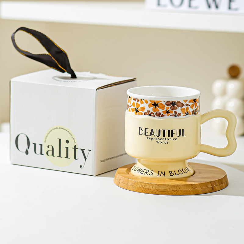 Taza de pie alto retro taza de marca de lujo ligera pareja de cerámica europea taza de leche regalo para mujeres de alto valor facial taza de agua