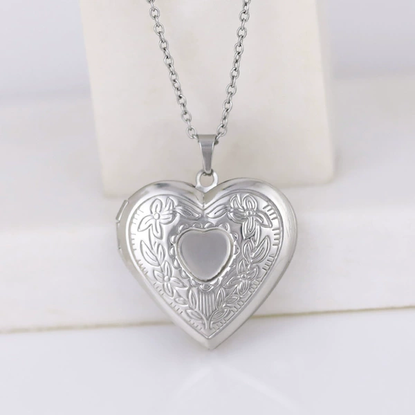 [Necklace] Heart-shaped photo box in the middle of love concave wreath 29*29mm/steel color