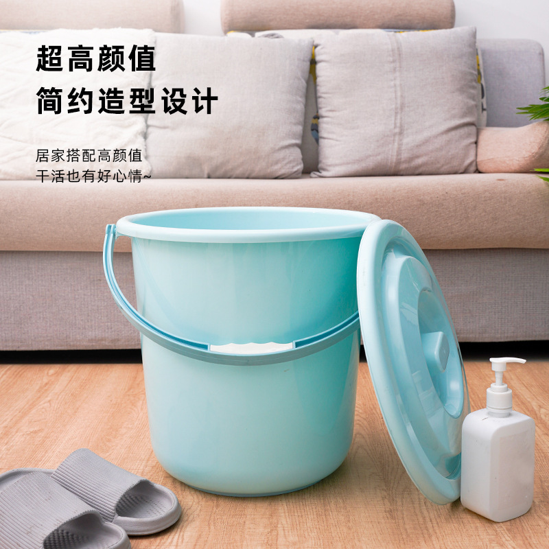 蓋付きの厚い家庭用大型プラスチックは、家庭用の手提げバケツの家庭用バケツを持っている学校の寮の学生がバケツを持っている