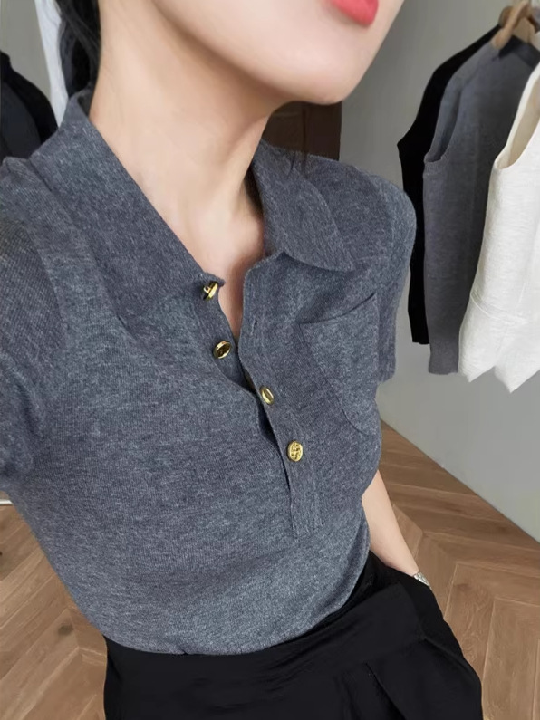 Áo thun nữ cổ polo tay ngắn dệt kim phom ngắn vai thẳng — màu đen