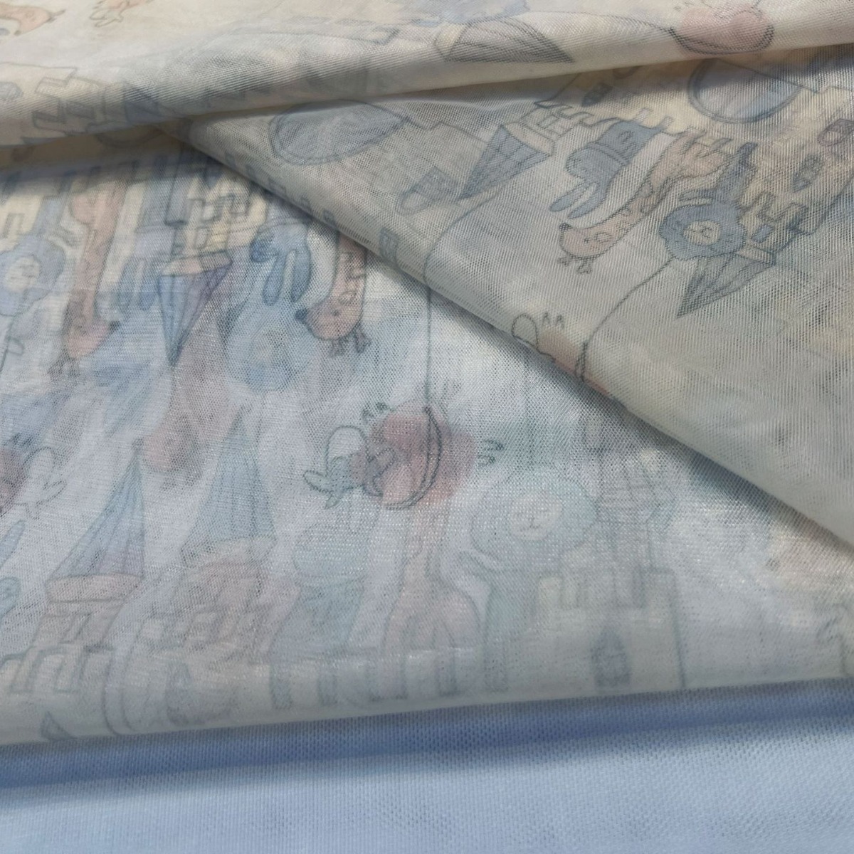 批发厂家特密美国网城堡卡通印花网纱面料童装连衣裙菱形网纱布料