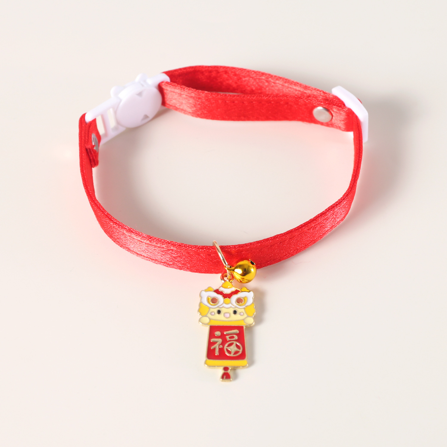 2026 artículos para mascotas Año Nuevo chino caballo de viento colgante de caballo de seguridad botón gato perro collar accesorios collar