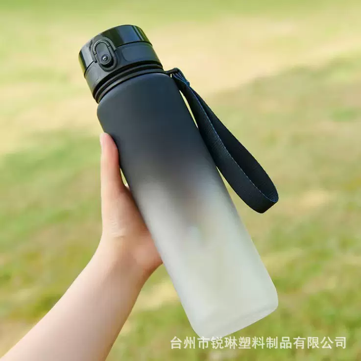 跨境热卖塑料户外运动水杯新款便携高颜值防摔大容量磨砂杯带提手