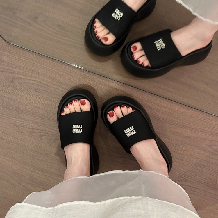2026 verano nuevo versátil y cómodo aumento de la altura de las letras de diamante zapatillas para mujeres
