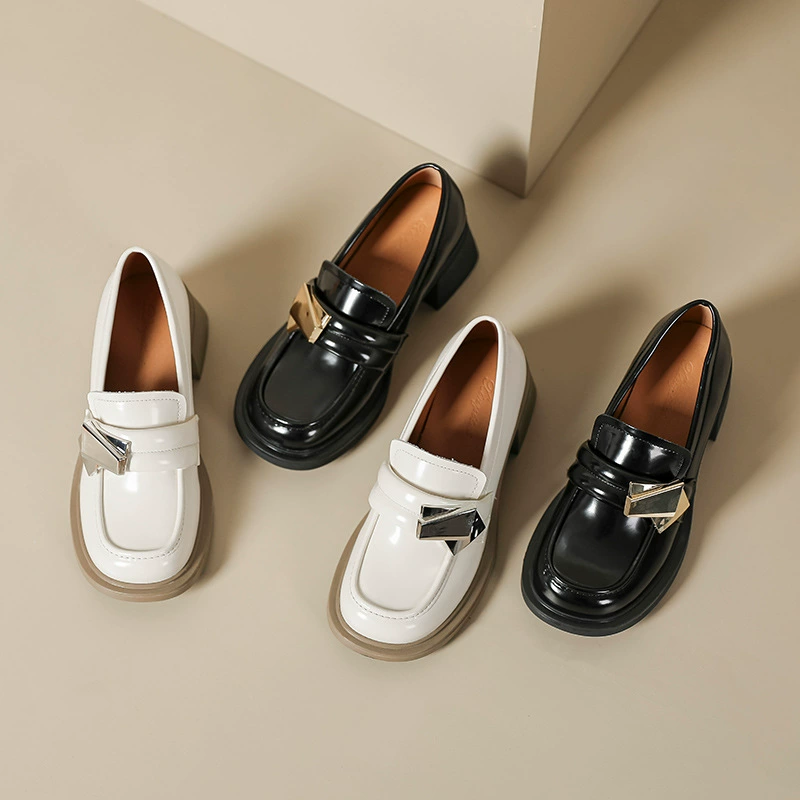 В наличии и быстрая доставка Белые серебряные лоферы с пряжкой Женские 2023 Весенние новые маленькие кожаные туфли из натуральной кожи в британском стиле на грубом каблуке