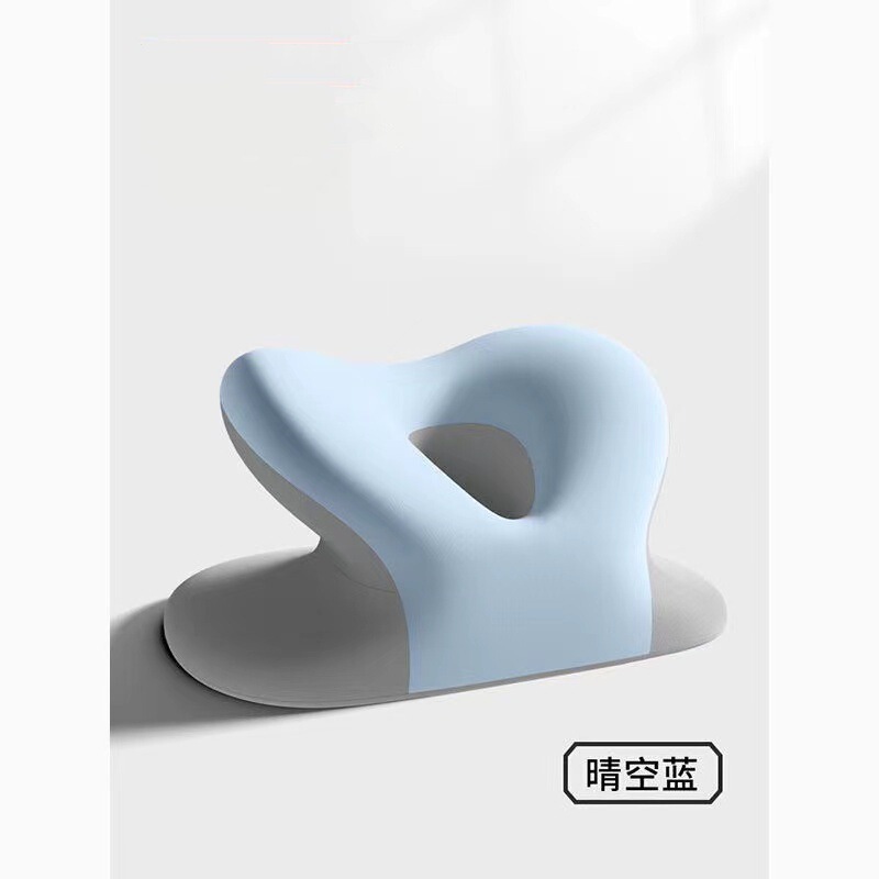 オフィスの昼寝枕は大人の子供の記憶綿枕に腹ばいになって寝ている神器に腹ばいになっている|undefined