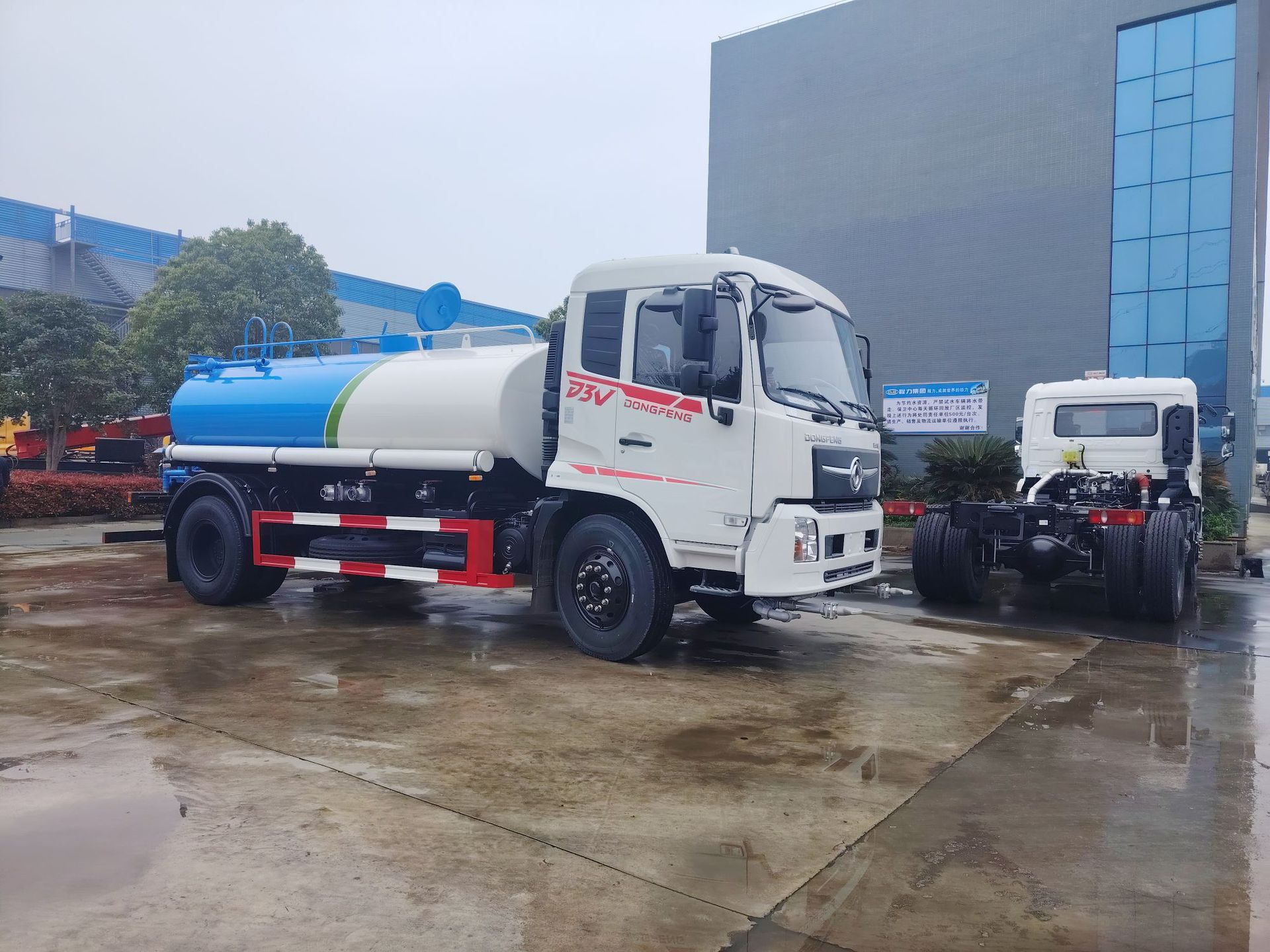 Export Foreign Trade 12-Ton Sprinkler Truck, National Standard 3, for Landscaping Spraying, Municipal Sanitation Engineering Vehicle, Landscaping Water Transport Vehicle
