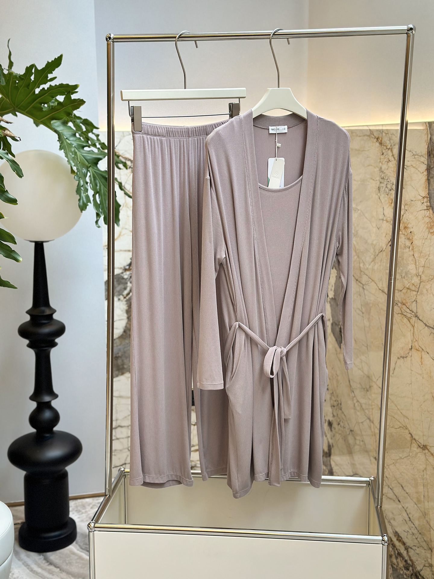 Title 15, Cardigan a coste con bretelle e pantaloni pigia...