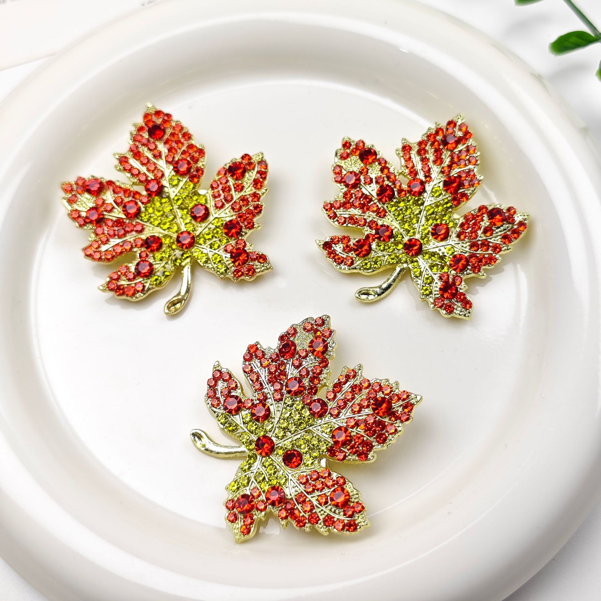 New Luxury Maple Leaf Brooch With Full Diamond Inlay For Women, Autumn And Winter Fashion, High-end Style, Unique_voghion.com