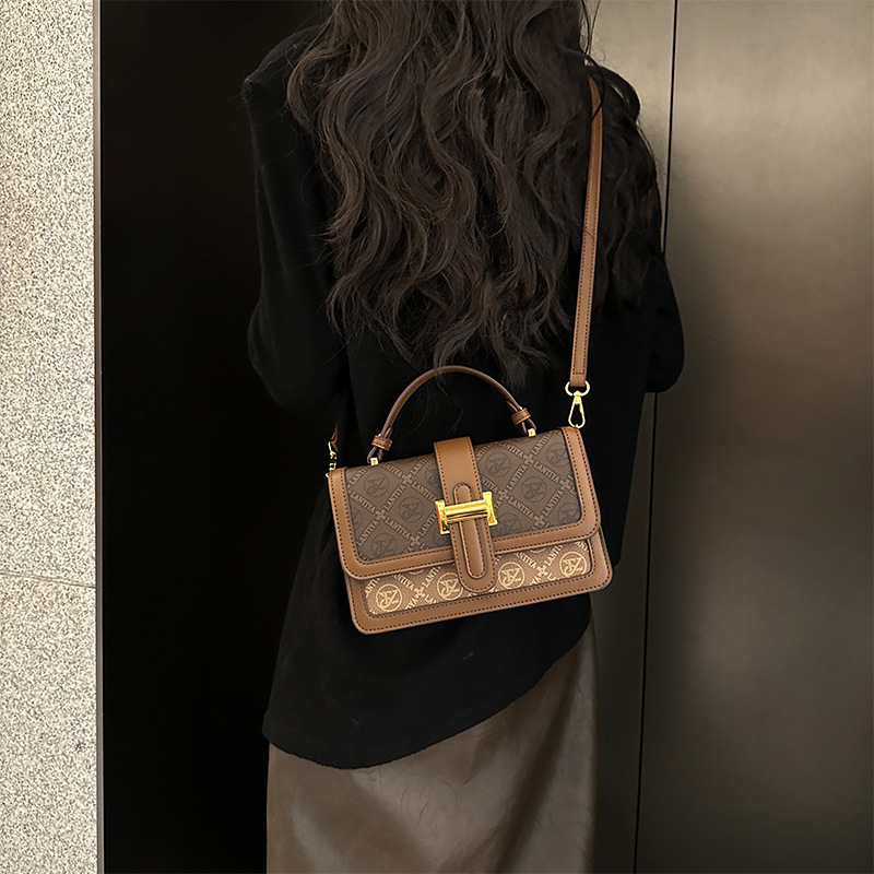 Bolsas texturizadas de alta qualidade para mulheres 2024, novas bolsas versáteis europeias e americanas com estampa retrô, bolsa pequena transversal de ombro único, bolsa quadrada pequena_voghion.com