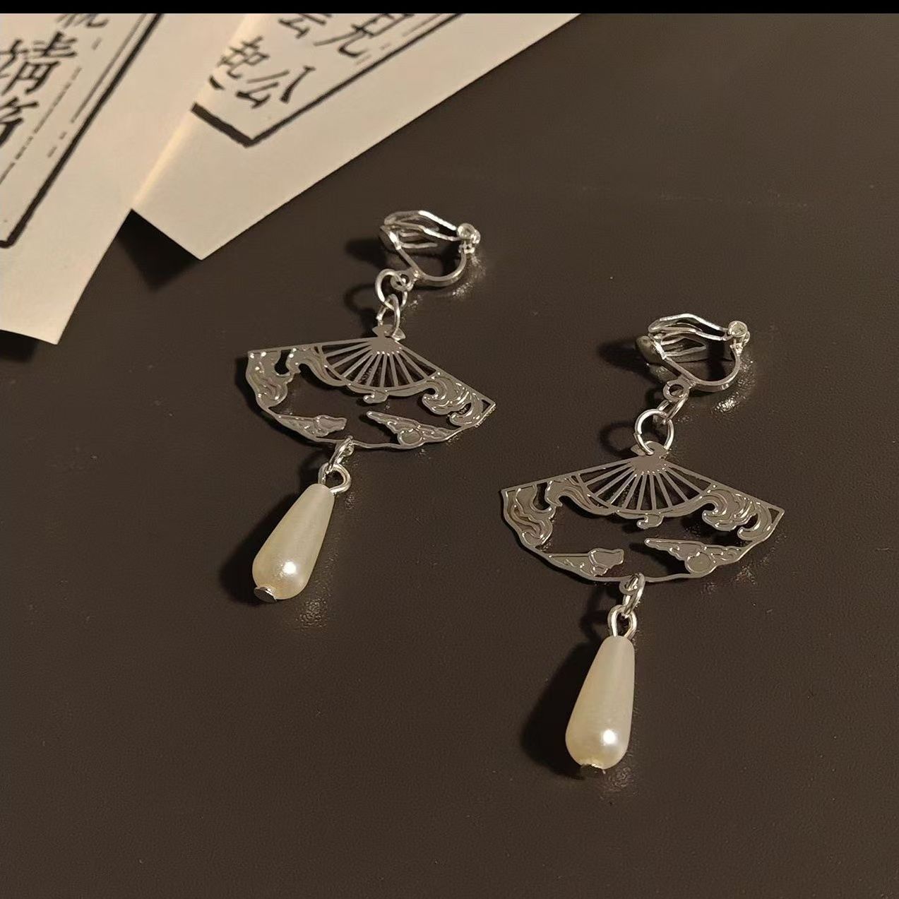 Aguja de plata Retro Nuevo chino Pendientes de perlas y jade Pendientes de Hanfu de estilo de palacio simple Pendientes de abanico clásico