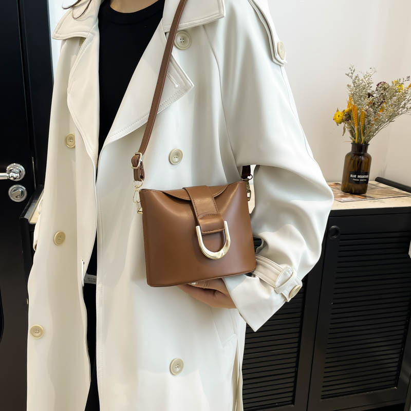 Bolsa de hombro de nicho, bolso de cinturón de cerradura retro, otoño y invierno de 2024, nuevo bolso de balde de tendencia de mujer.