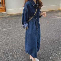 デニムのワンピースの女性の長袖のシャツのスカートのロングスカートの秋の韓国版はゆったりしていて痩せています。
