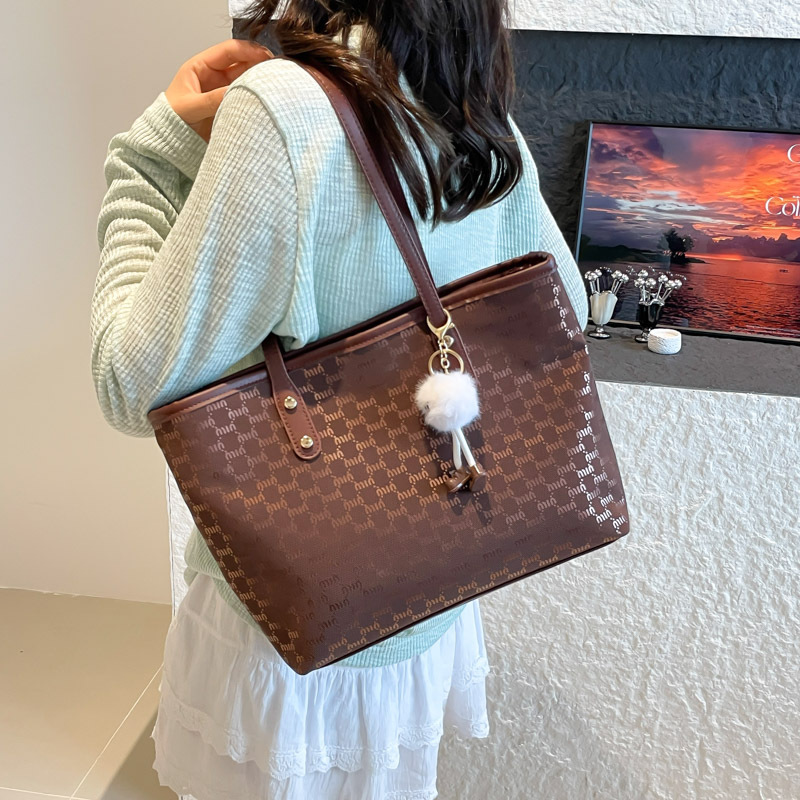 Moda transfronteriza letras reticulares portátiles bolsas de mano simples bolsas de mujer 2025 nuevo hombro de gran capacidad bolsas de brazo de marea