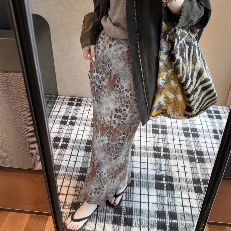 Retro Leopard Print Light Luxury Fishtail Skirt for Women, New Spring and Summer Style, Elegant and Feminine, Slimming and Eye-Catching Midi Skirt Retro Leopard Print Light Luxury Fishtail Skirt for Women, New Spring and Summer Style, Elegant and Feminine, Slimming and Eye-Catching Midi Skirt