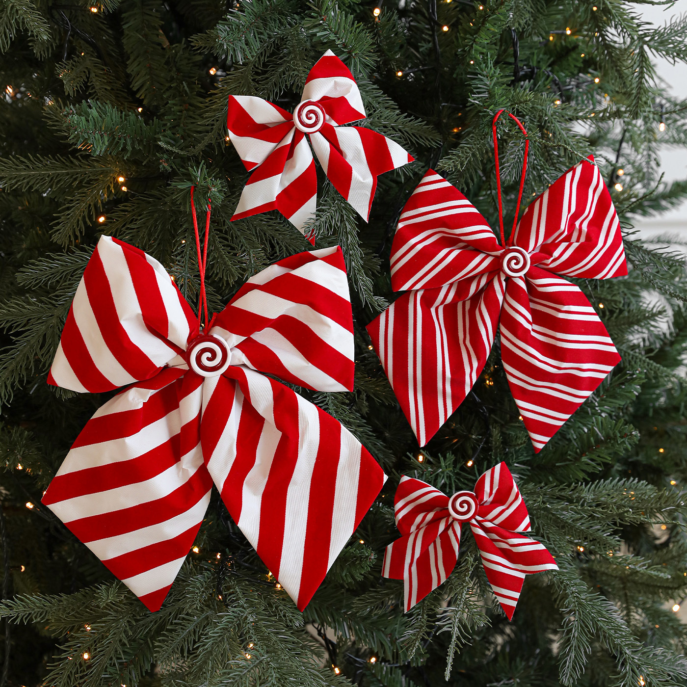 Tela transfronteriza arco de rayas rojas y blancas colgante de Navidad polvo adhesivo borde blanco colgante de árbol de Navidad decoración de alta calidad