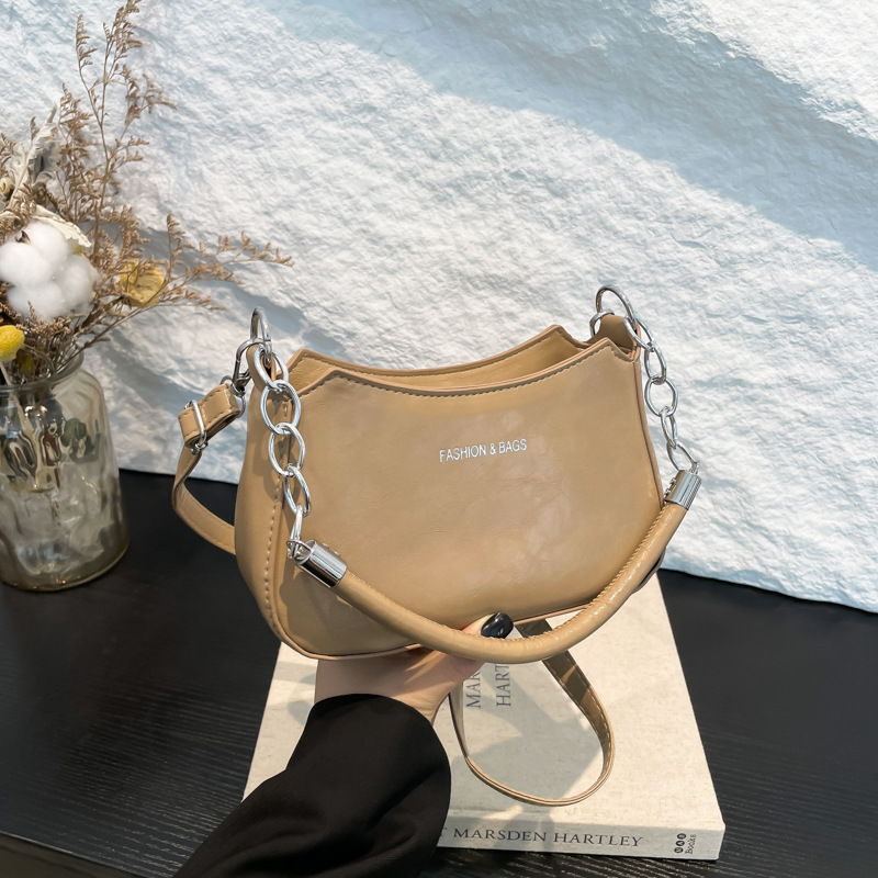 Bolso de mano de cadena de color sólido debajo de la axila para mujeres 2024 nuevo estilo estilo extranjero bolso de hombro de moda textura temperamento mochila casual