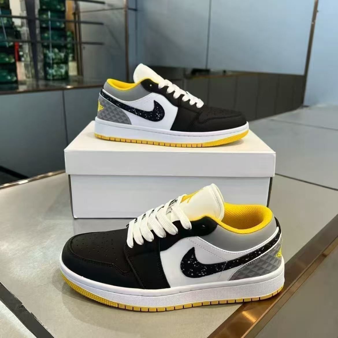 Chunyuan AJ1 Meituan negro, blanco y amarillo campus de moda baja pareja de hombres y mujeres zapatos de skate casuales