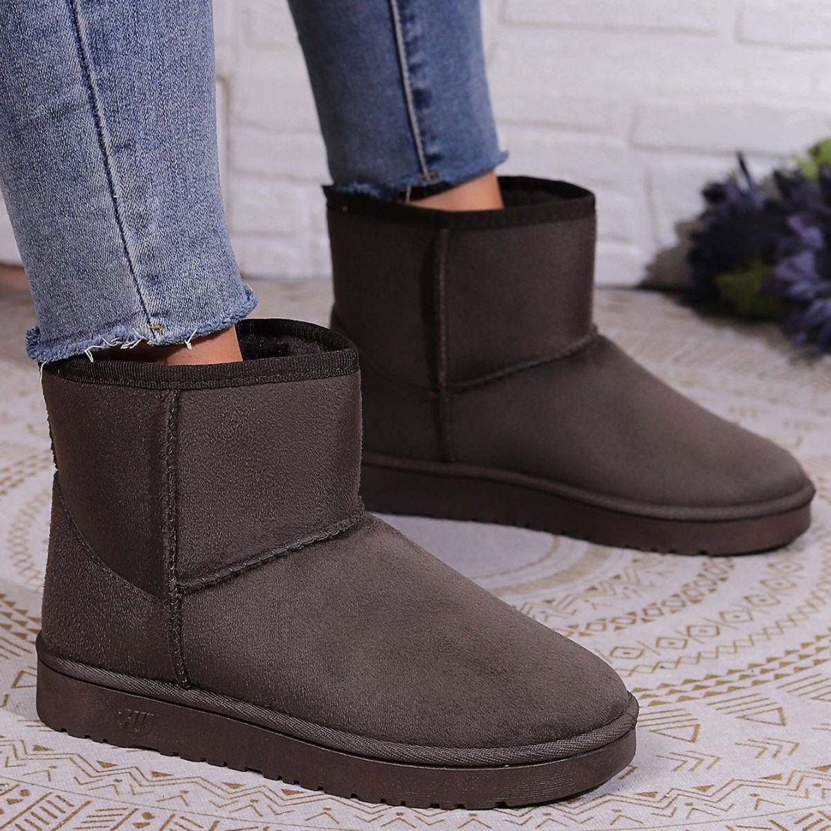 2025经典雪地靴批发冬季加绒平底跑量大棉保暖鞋短筒女靴子厂家